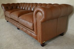 Royale 4-zits Chesterfield in Luxury Vintage leder met ultiem comfort door dikke fiber zitkussens en medium rugleuning. Kom eens langs om proef te zitten.#245171