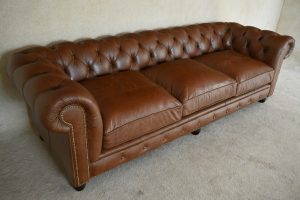 Royale 4-zits Chesterfield in Luxury Vintage leder met ultiem comfort door dikke fiber zitkussens en medium rugleuning. Kom eens langs om proef te zitten.#245171
