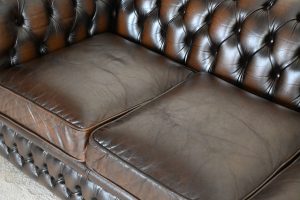 Deze traditionele 3-zits Chesterfield bank biedt een stijlvol design, stevig zitcomfort en een vintage uitstraling. Ontdek de mogelijkheden in zitcomfort in de winkel!