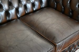 Deze traditionele 3-zits Chesterfield bank biedt een stijlvol design, stevig zitcomfort en een vintage uitstraling. Ontdek de mogelijkheden in zitcomfort in de winkel!