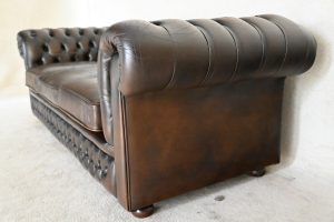 Deze traditionele 3-zits Chesterfield bank biedt een stijlvol design, stevig zitcomfort en een vintage uitstraling. Ontdek de mogelijkheden in zitcomfort in de winkel!