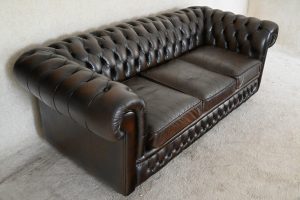 Deze traditionele 3-zits Chesterfield bank biedt een stijlvol design, stevig zitcomfort en een vintage uitstraling. Ontdek de mogelijkheden in zitcomfort in de winkel!