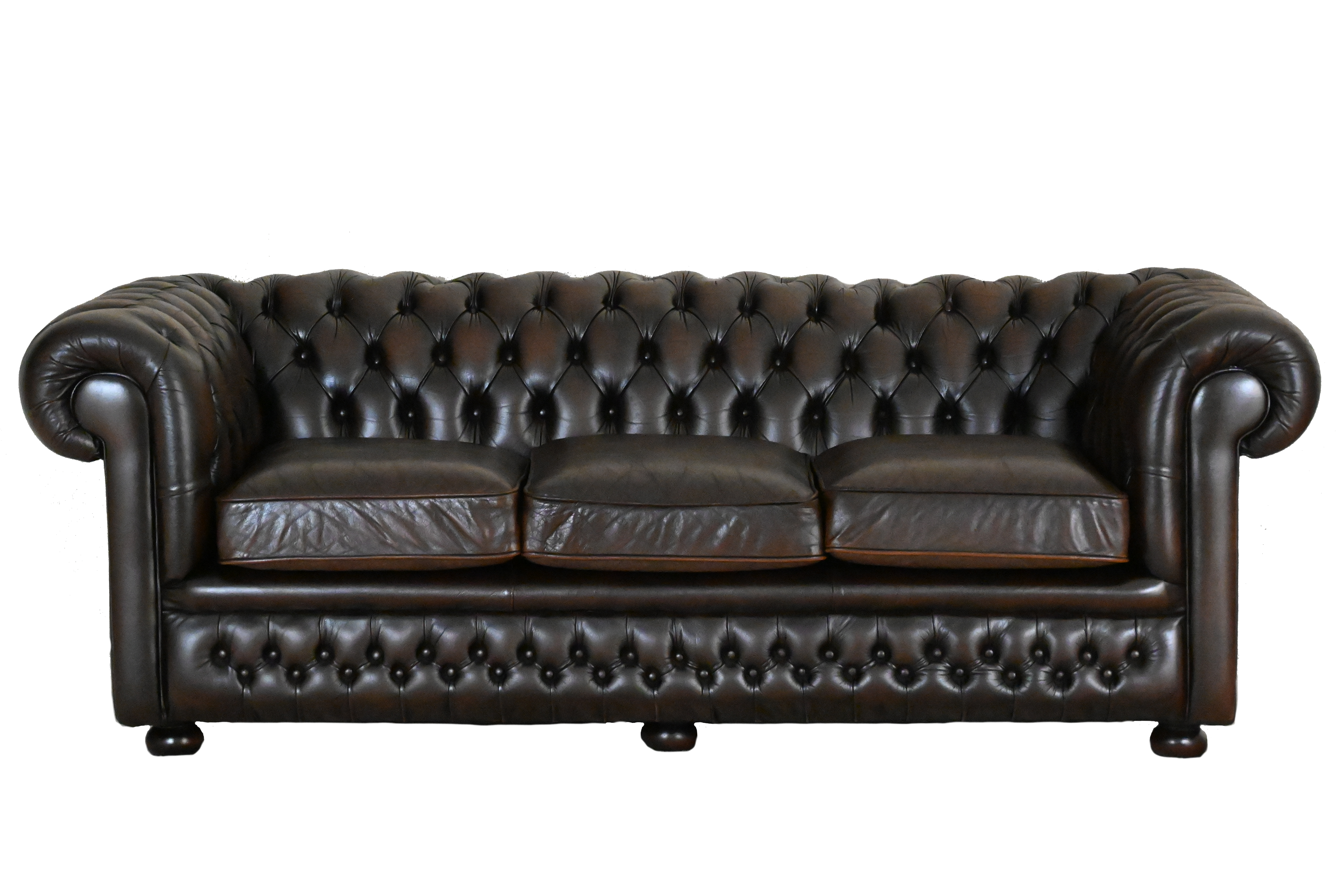 Deze traditionele 3-zits Chesterfield bank biedt een stijlvol design, stevig zitcomfort en een vintage uitstraling. Ontdek de mogelijkheden in zitcomfort in de winkel!