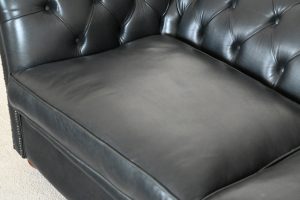 Ontdek deze Belmont 3½-zits Chesterfield in premium effen zwart leder. Met een vrij zachte geveerde rug en medium zit. Stijlvol, comfortabel en duurzaam.