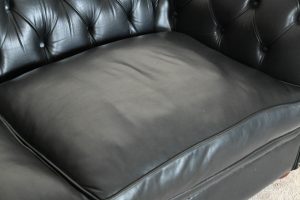 Ontdek deze Belmont 3½-zits Chesterfield in premium effen zwart leder. Met een vrij zachte geveerde rug en medium zit. Stijlvol, comfortabel en duurzaam.