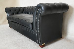 Ontdek deze Belmont 3½-zits Chesterfield in premium effen zwart leder. Met een vrij zachte geveerde rug en medium zit. Stijlvol, comfortabel en duurzaam.
