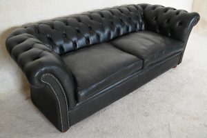 Ontdek deze Belmont 3½-zits Chesterfield in premium effen zwart leder. Met een vrij zachte geveerde rug en medium zit. Stijlvol, comfortabel en duurzaam.