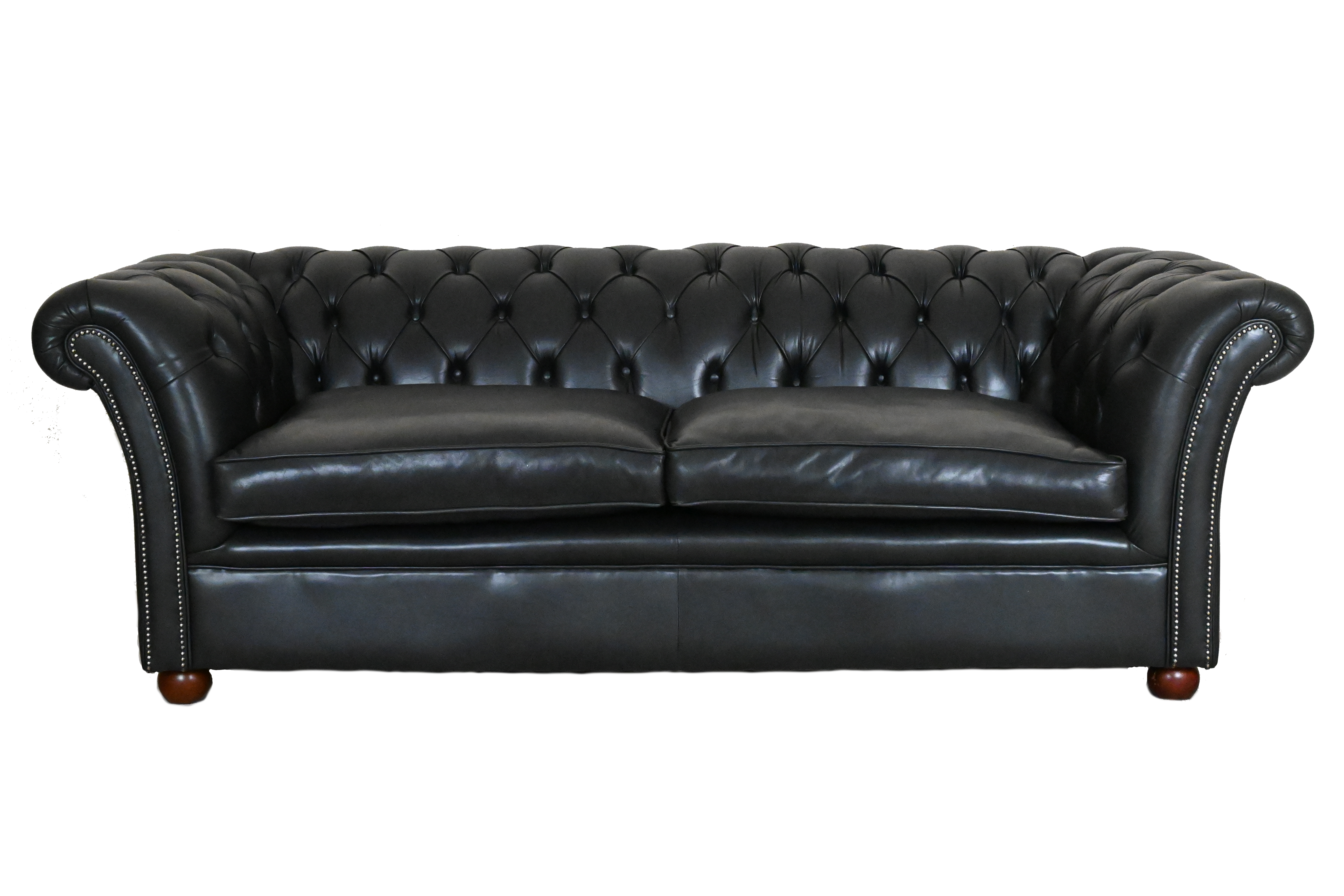Ontdek deze Belmont 3½-zits Chesterfield in premium effen zwart leder. Met een vrij zachte geveerde rug en medium zit. Stijlvol, comfortabel en duurzaam.