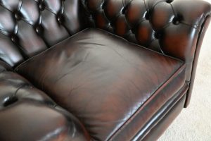 Ontdek deze gebruikte Chesterfield Midi Highback fauteuil. Comfortabele diepe zit, perfecte staat en een circulaire keuze. Met garantie! Direct beschikbaar.