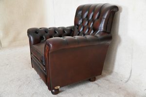 Ontdek deze gebruikte Chesterfield Midi Highback fauteuil. Comfortabele diepe zit, perfecte staat en een circulaire keuze. Met garantie! Direct beschikbaar.