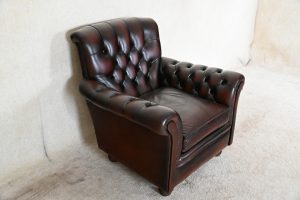 Ontdek deze gebruikte Chesterfield Midi Highback fauteuil. Comfortabele diepe zit, perfecte staat en een circulaire keuze. Met garantie! Direct beschikbaar.