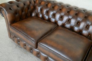 De Sandhurst Chesterfield 4-zits bank biedt stijl en comfort in perfecte balans. Een tijdloos model met een ontspannen zit en stoere uitstraling.