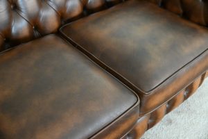 De Sandhurst Chesterfield 4-zits bank biedt stijl en comfort in perfecte balans. Een tijdloos model met een ontspannen zit en stoere uitstraling.