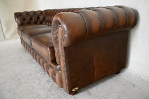 De Sandhurst Chesterfield 4-zits bank biedt stijl en comfort in perfecte balans. Een tijdloos model met een ontspannen zit en stoere uitstraling.