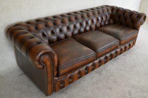 De Sandhurst Chesterfield 4-zits bank biedt stijl en comfort in perfecte balans. Een tijdloos model met een ontspannen zit en stoere uitstraling.