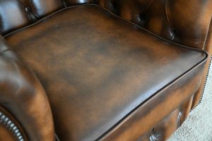 De Lowback Chair Sandhurst is een stijlvolle Chesterfield met medium zitcomfort. Een unieke kans om een bijna nieuwe fauteuil aan te schaffen. Bekijk nu!