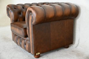 De Lowback Chair Sandhurst is een stijlvolle Chesterfield met medium zitcomfort. Een unieke kans om een bijna nieuwe fauteuil aan te schaffen. Bekijk nu!