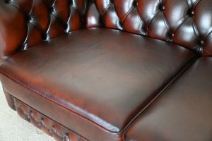 Deze Chesterfield 2½-zits bank biedt een hoger tapijt, stevig zitcomfort en een tijdloze uitstraling. Grondig gecontroleerd en in topstaat!