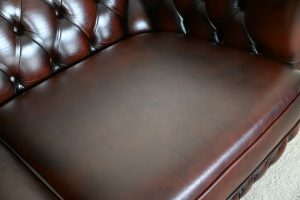 Deze Chesterfield 2½-zits bank biedt een hoger tapijt, stevig zitcomfort en een tijdloze uitstraling. Grondig gecontroleerd en in topstaat!
