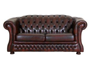 Deze Chesterfield 2½-zits bank biedt een hoger tapijt, stevig zitcomfort en een tijdloze uitstraling. Grondig gecontroleerd en in topstaat!