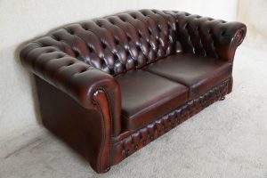 Deze Chesterfield 2½-zits bank biedt een hoger tapijt, stevig zitcomfort en een tijdloze uitstraling. Grondig gecontroleerd en in topstaat!
