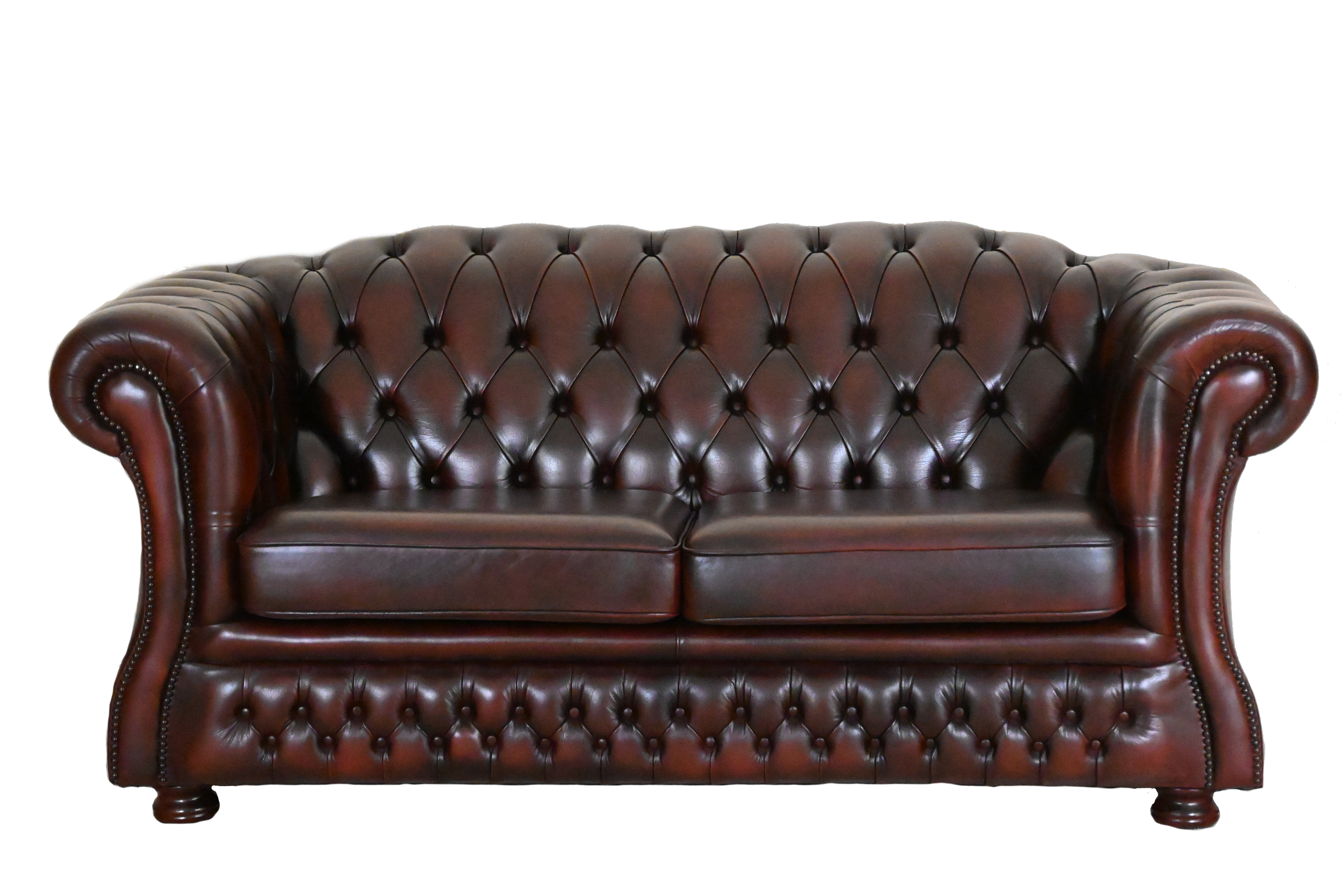 Deze Chesterfield 2½-zits bank biedt een hoger tapijt, stevig zitcomfort en een tijdloze uitstraling. Grondig gecontroleerd en in topstaat!