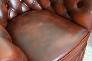 Byron Chesterfield clubfauteuil met premium leren bekleding en stevige zit. Bespaar meer dan de helft op de nieuwprijs. Per stuk of als set verkrijgbaar!