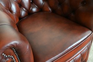 Byron Chesterfield clubfauteuil met premium leren bekleding en stevige zit. Bespaar meer dan de helft op de nieuwprijs. Per stuk of als set verkrijgbaar!