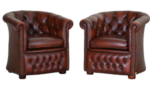 Byron Chesterfield clubfauteuil met premium leren bekleding en stevige zit. Bespaar meer dan de helft op de nieuwprijs. Per stuk of als set verkrijgbaar!