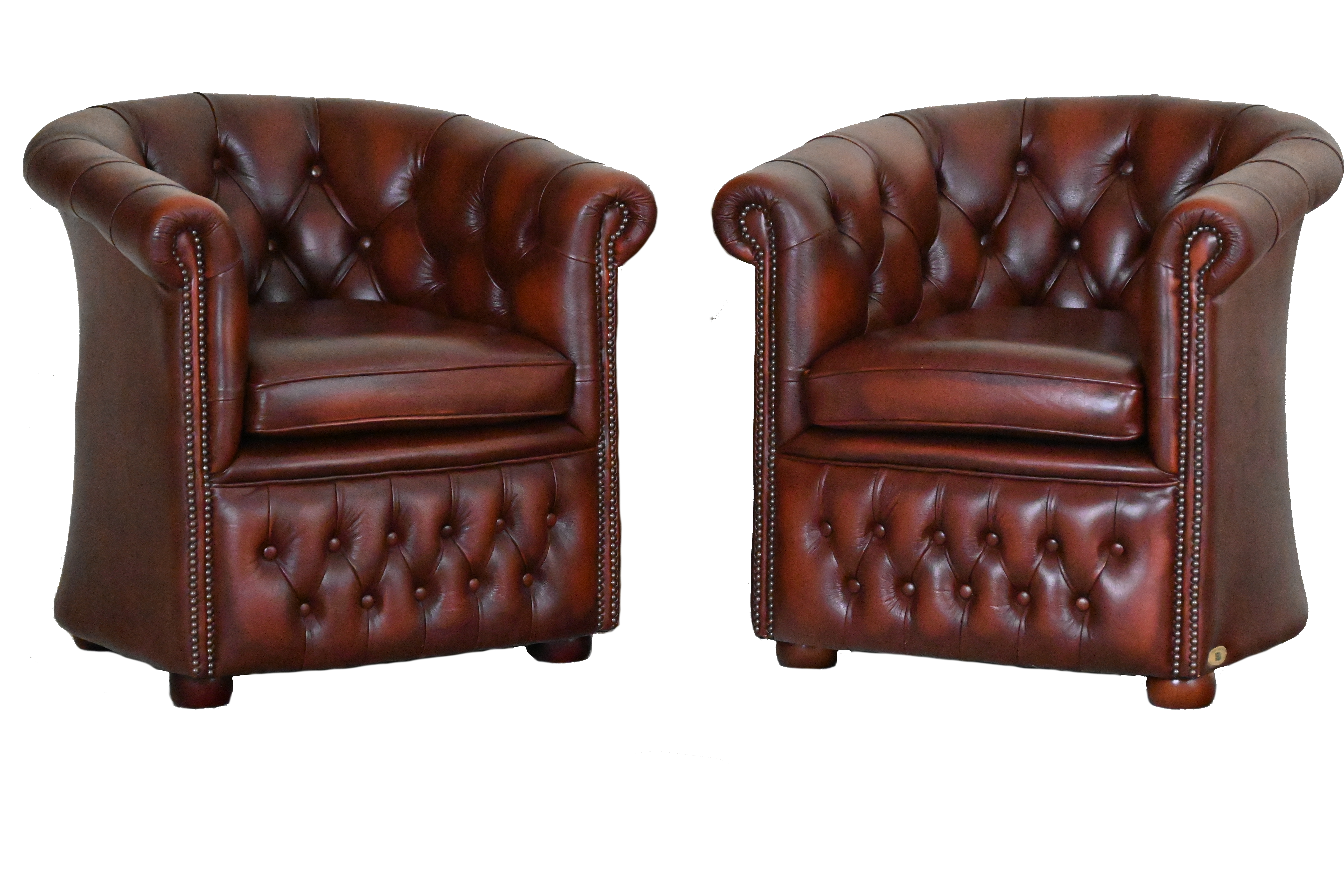 Byron Chesterfield clubfauteuil met premium leren bekleding en stevige zit. Bespaar meer dan de helft op de nieuwprijs. Per stuk of als set verkrijgbaar!
