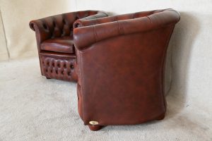 Byron Chesterfield clubfauteuil met premium leren bekleding en stevige zit. Bespaar meer dan de helft op de nieuwprijs. Per stuk of als set verkrijgbaar!