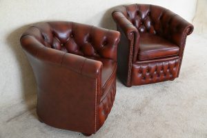 Byron Chesterfield clubfauteuil met premium leren bekleding en stevige zit. Bespaar meer dan de helft op de nieuwprijs. Per stuk of als set verkrijgbaar!