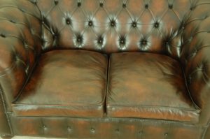 Een Vintage Chesterfield 2-zits in originele staat? Tijdloze uitstraling en optimaal zitcomfort. Verkrijgbaar bij Delta Chesterfield-Eindhoven. Al 30 jaar!