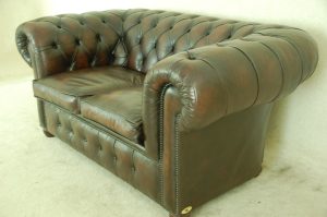 Een Vintage Chesterfield 2-zits in originele staat? Tijdloze uitstraling en optimaal zitcomfort. Verkrijgbaar bij Delta Chesterfield-Eindhoven. Al 30 jaar!