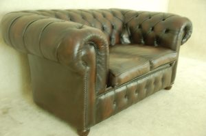 Een Vintage Chesterfield 2-zits in originele staat? Tijdloze uitstraling en optimaal zitcomfort. Verkrijgbaar bij Delta Chesterfield-Eindhoven. Al 30 jaar!