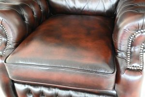 Hoge Chesterfield fauteuil Suzy met dikke rugsteun en stevig zitkussen. In topstaat, duurzaam en met garantie. Direct leverbaar.