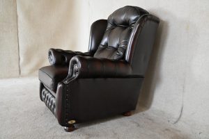 Hoge Chesterfield fauteuil Suzy met dikke rugsteun en stevig zitkussen. In topstaat, duurzaam en met garantie. Direct leverbaar.