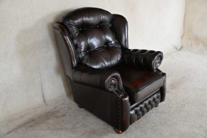 Hoge Chesterfield fauteuil Suzy met dikke rugsteun en stevig zitkussen. In topstaat, duurzaam en met garantie. Direct leverbaar.