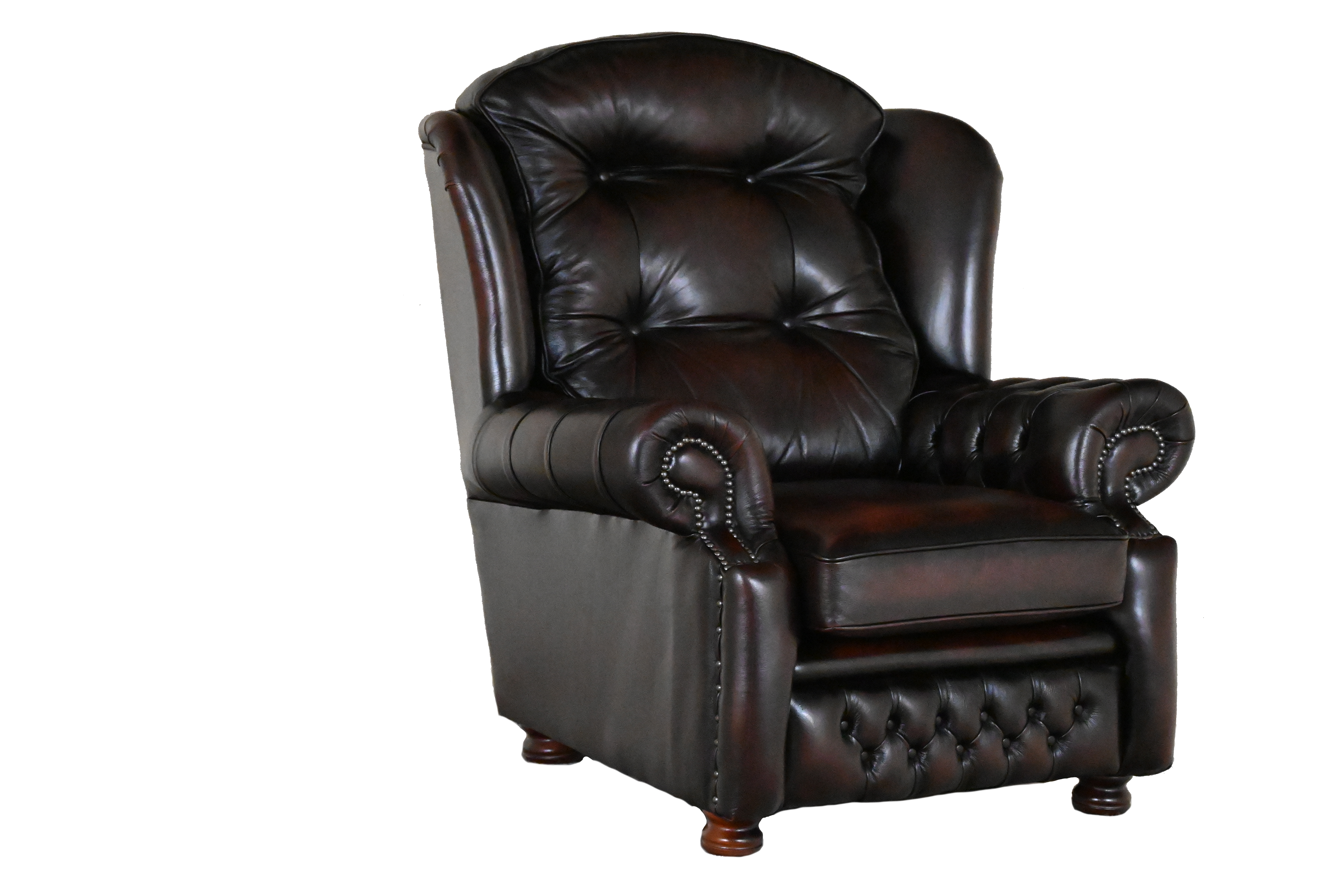 Hoge Chesterfield fauteuil Suzy met dikke rugsteun en stevig zitkussen. In topstaat, duurzaam en met garantie. Direct leverbaar.