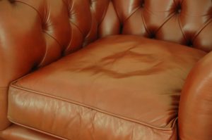 Koop een bijna nieuwe full size Burlington Chesterfield fauteuil in luxury leather burgundy. Dit robuuste meubel van 3 jaar oud.