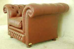 Koop een bijna nieuwe full size Burlington Chesterfield fauteuil in luxury leather burgundy. Dit robuuste meubel van 3 jaar oud.