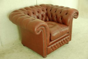 Koop een bijna nieuwe full size Burlington Chesterfield fauteuil in luxury leather burgundy. Dit robuuste meubel van 3 jaar oud.