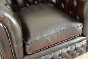 Een low back chesterfield chair wat betreft kleur, formaat en zitcomfort. Je zit heel diep. Het zitcomfort is medium tot zacht. De conditie is prima.