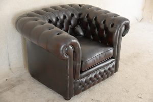 Een low back chesterfield chair wat betreft kleur, formaat en zitcomfort. Je zit heel diep. Het zitcomfort is medium tot zacht. De conditie is prima.