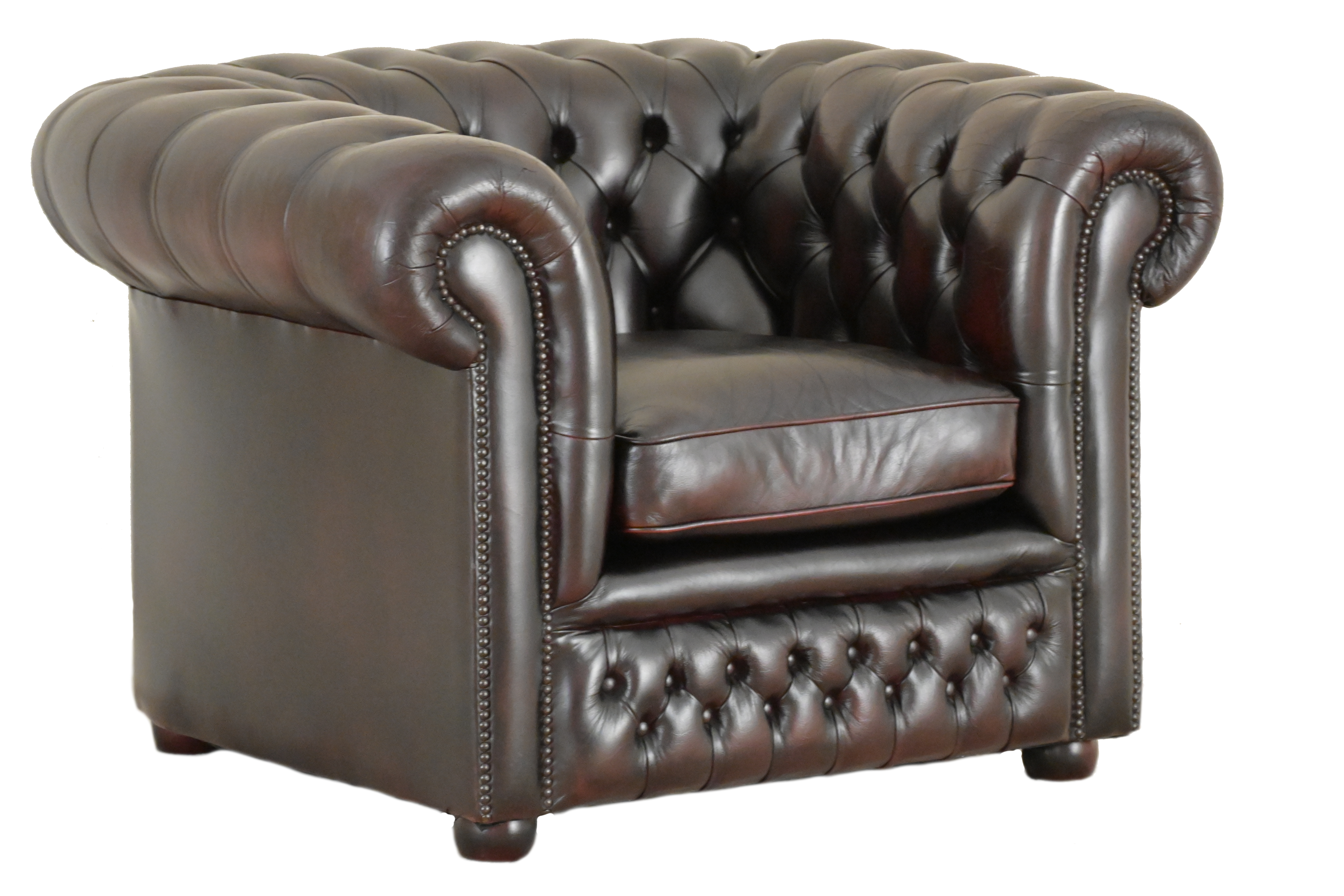 Een low back chesterfield chair wat betreft kleur, formaat en zitcomfort. Je zit heel diep. Het zitcomfort is medium tot zacht. De conditie is prima.