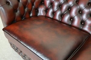 Ontdek de Blenheim 3-zits Chesterfield: een stijlvolle bank met stevige, comfortabele zit en vernieuwde kussentops. Tijdloos design en hoogwaardige