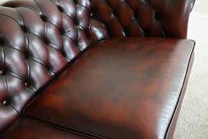 Ontdek de Blenheim 3-zits Chesterfield: een stijlvolle bank met stevige, comfortabele zit en vernieuwde kussentops. Tijdloos design en hoogwaardige