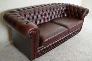 Ontdek de Blenheim 3-zits Chesterfield: een stijlvolle bank met stevige, comfortabele zit en vernieuwde kussentops. Tijdloos design en hoogwaardige