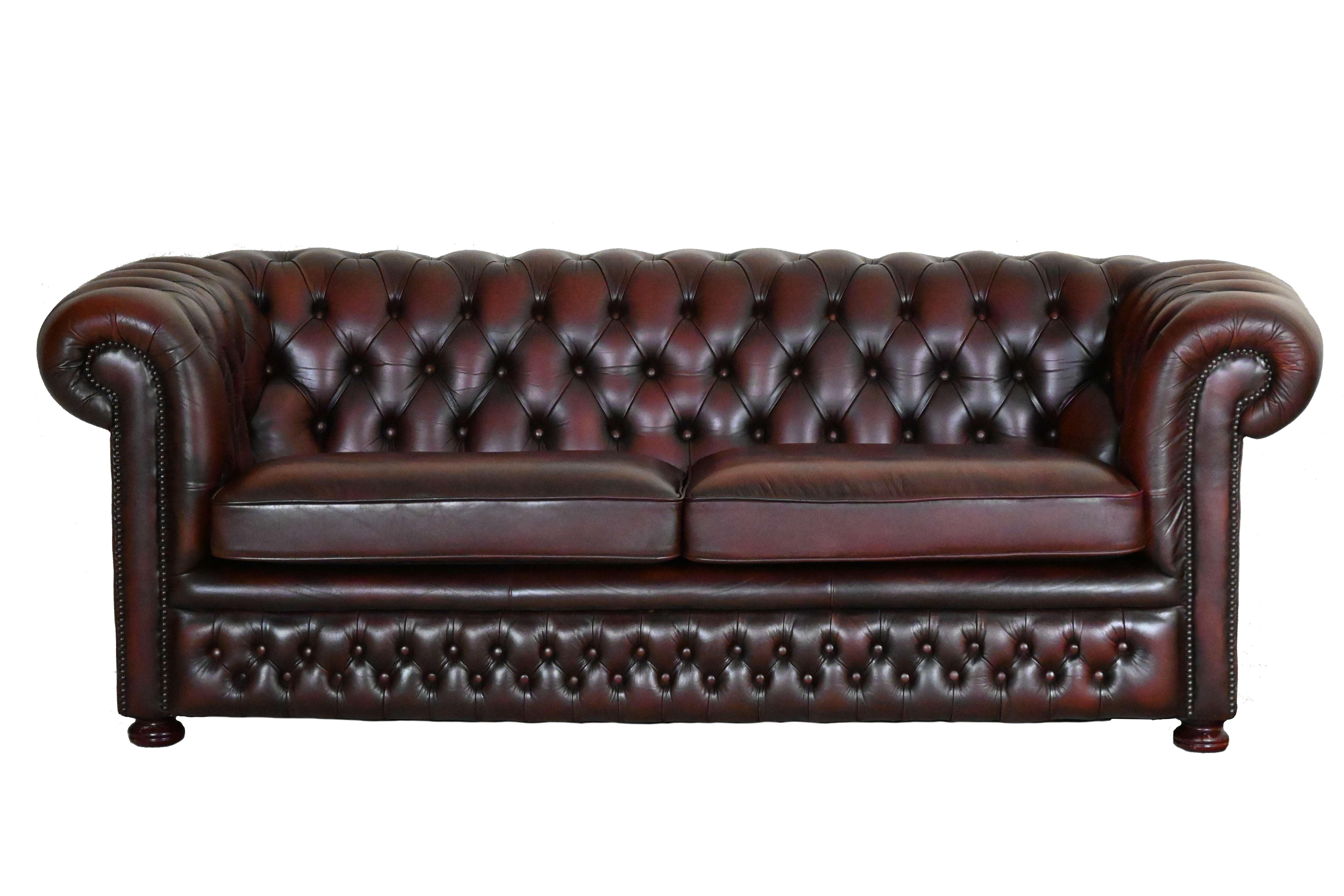 Ontdek de Blenheim 3-zits Chesterfield: een stijlvolle bank met stevige, comfortabele zit en vernieuwde kussentops. Tijdloos design en hoogwaardige