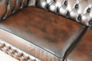 traditionele 3-zits Chesterfield bank in topconditie. Medium zitcomfort, gecontroleerd. Inclusief garantie. Direct leverbaar zoals op de foto.